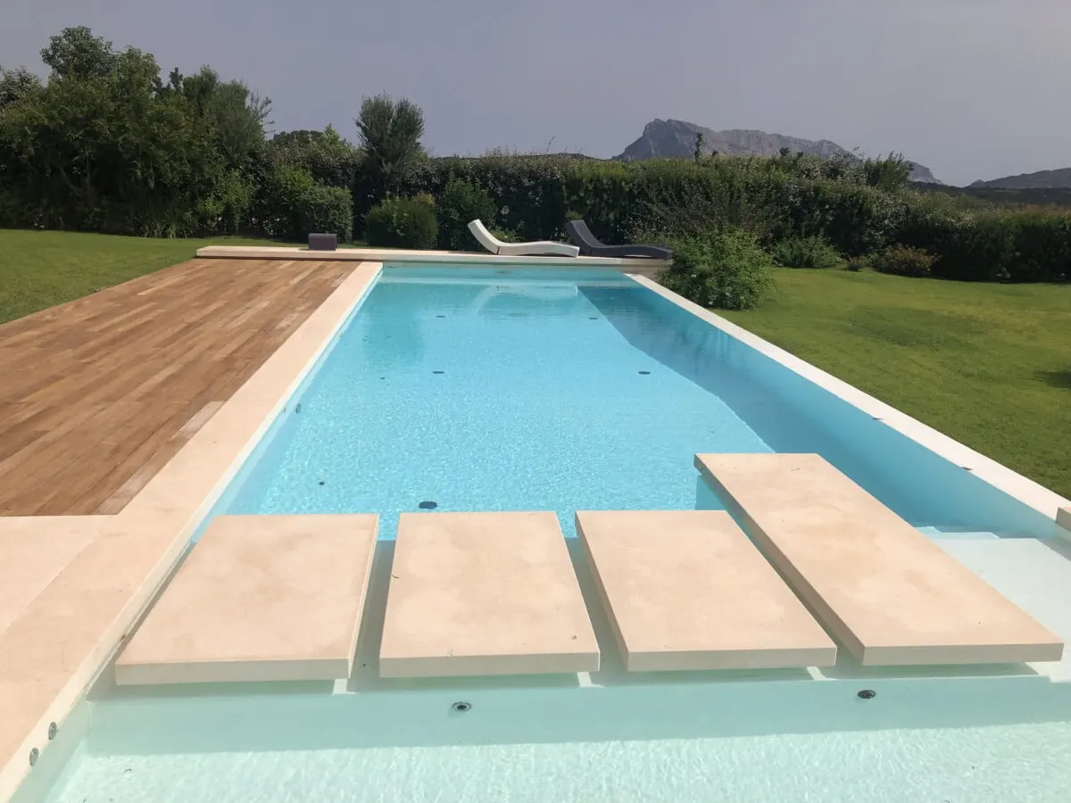 Realizzazione Decking Bordo Piscina In Legno Su Misura - Zeta Servizi Olbia