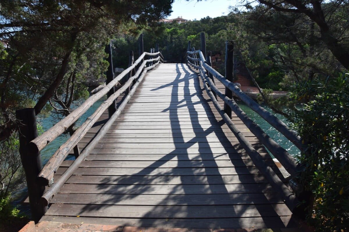 Decking Bordo Piscina Zeta Servizi Costruzione Ponti In Legno Per Ville - Zeta Servizi Olbia