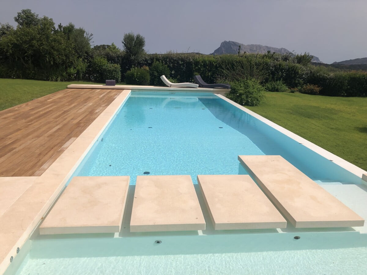 Decking Bordo Piscina Zeta Servizi Realizzazione Decking Bordo Piscina In Legno Su Misura - Zeta Servizi Olbia